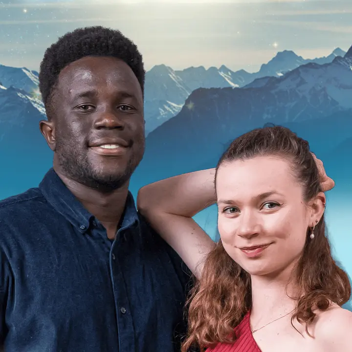 Photo d'un danseur en chemise bleu marine et d'une danseuse en haut rouge, posant devant des montagnes enneigées sous un ciel étoilé.