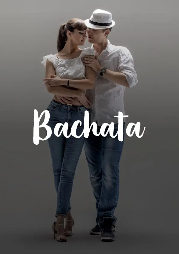 Couple de danseurs enlacés, en chemises blanches et jeans sur fond gris, avec le mot « Bachata » écrit en grandes lettres blanches manuscrites.