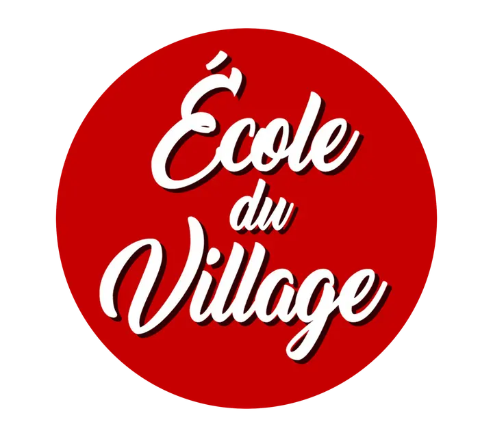 Logo rond rouge de l'École du Village, avec le nom écrit en lettres cursives blanches.