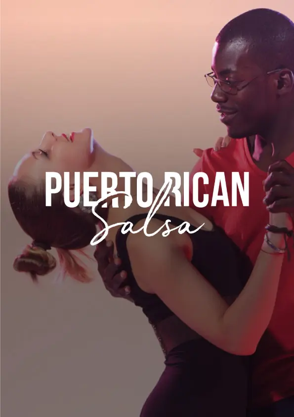 Couple de danseurs sur fond rose poudré, la cavalière renversée en arrière, sous le titre blanc « Puerto Rican Salsa ».