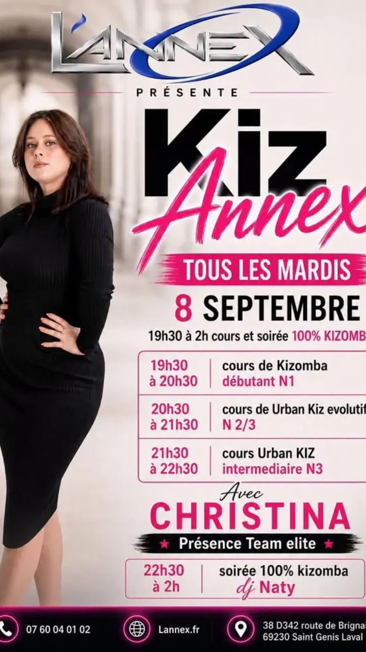 Photo de la piste de L'Annex Dancing, une trentaine de danseurs en couple sous les projecteurs, logos Lannex au mur et cabine DJ au fond de la salle