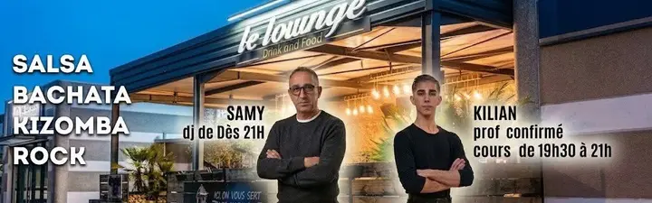 Façade éclairée du Lounge Drink and Food le soir, Samy et Kilian debout devant l'entrée, avec la mention Salsa Bachata Kizomba Rock.