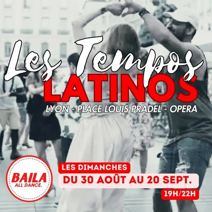 Photo noir et blanc de danseurs sur la place devant l'Opéra, titre Les Tempos Latinos en blanc et rouge, logo Baila All Dance, les dimanches du 30 août au 20 septembre, 19h/22h.