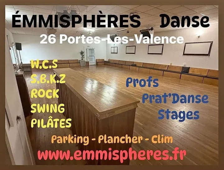 Photo de la salle de danse du Centre JCC, parquet et banquettes le long des murs, avec les mentions W.C.S, S.B.K.Z, rock, swing et Pilâtes d'Émmisphères Danse.